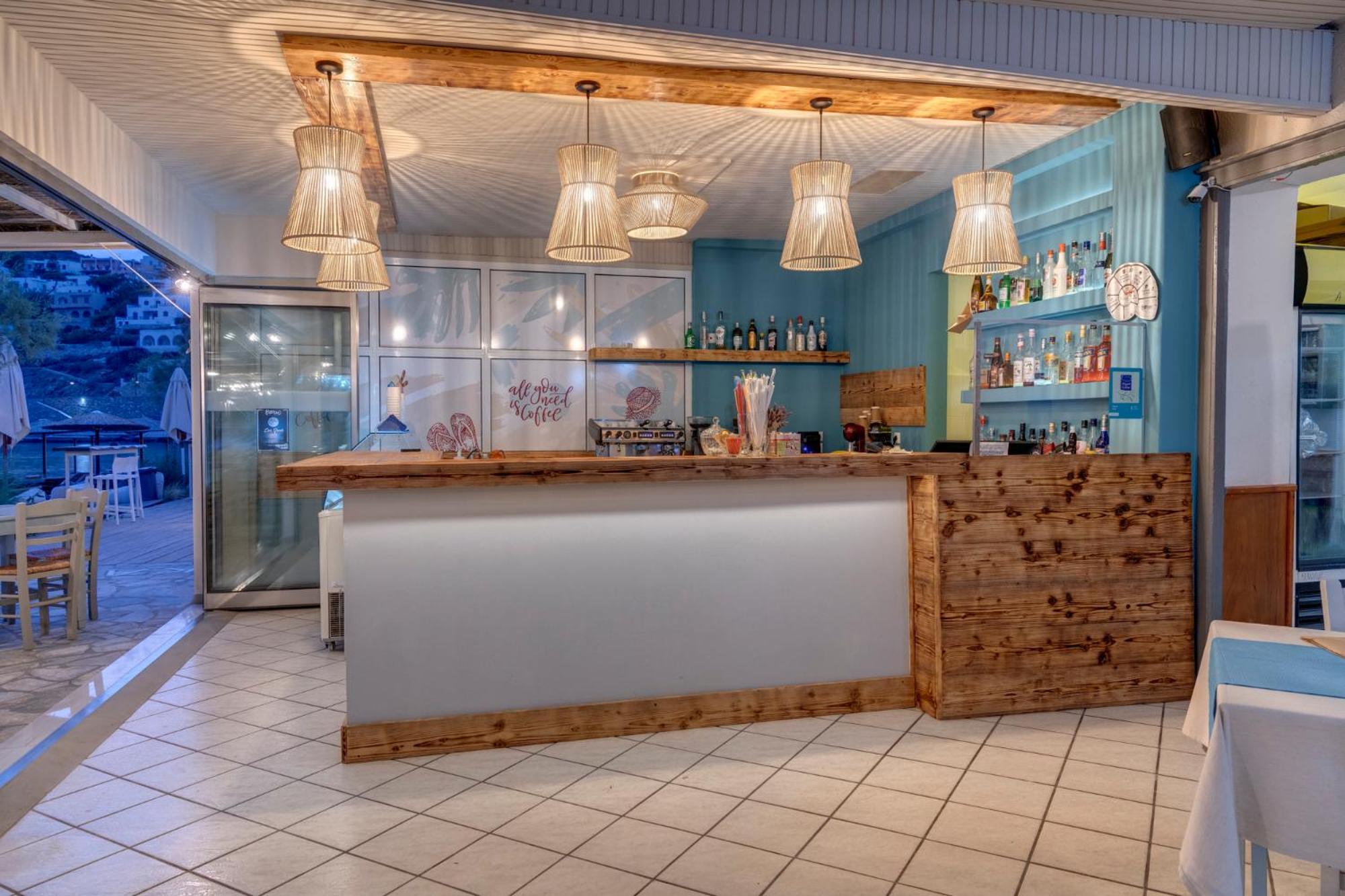 Hotel Kamelo Vári Екстериор снимка