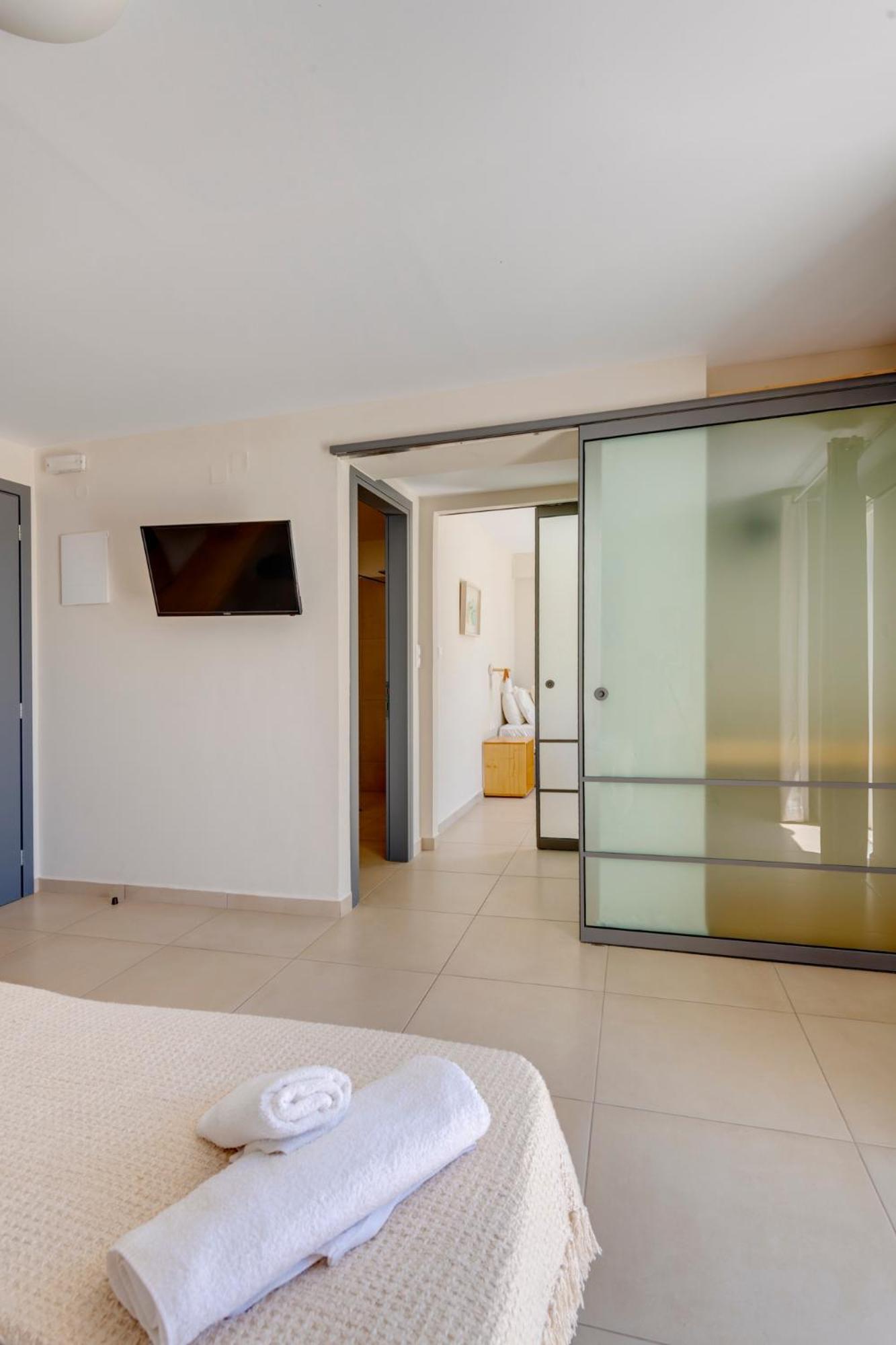 Hotel Kamelo Vári Екстериор снимка