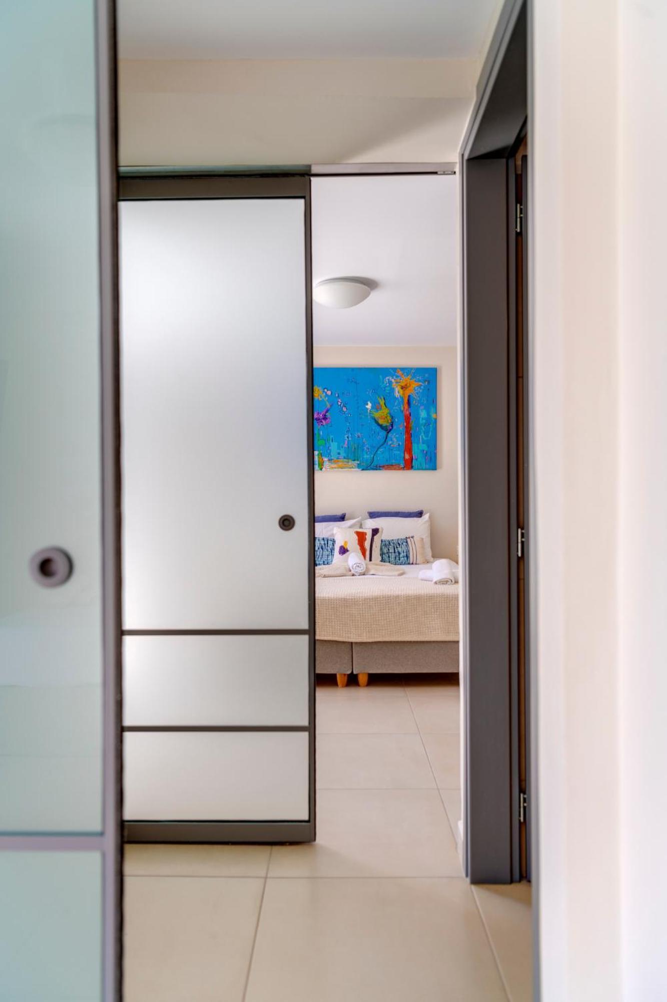 Hotel Kamelo Vári Екстериор снимка