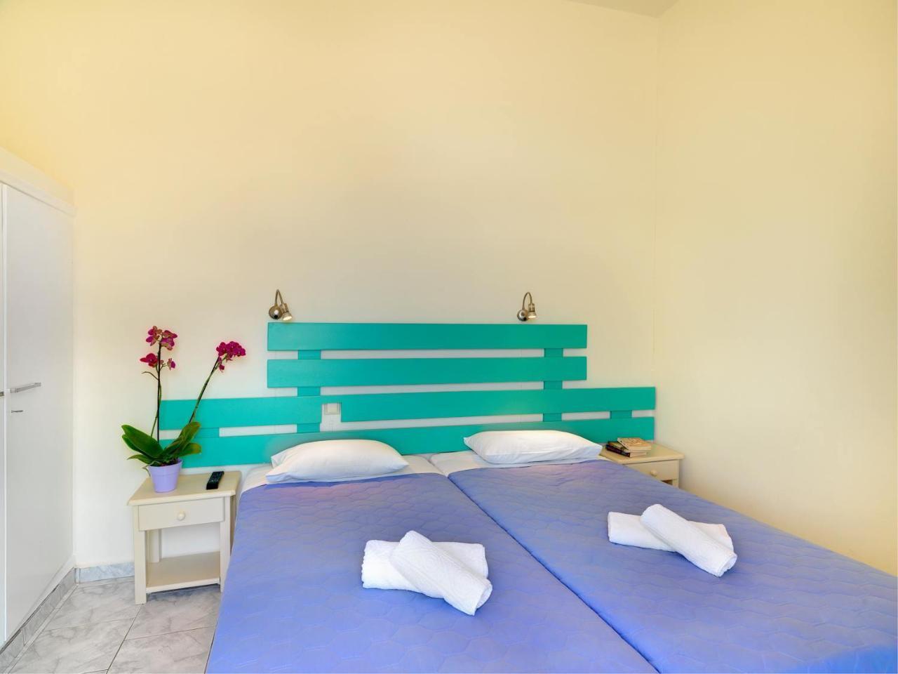 Hotel Kamelo Vári Екстериор снимка